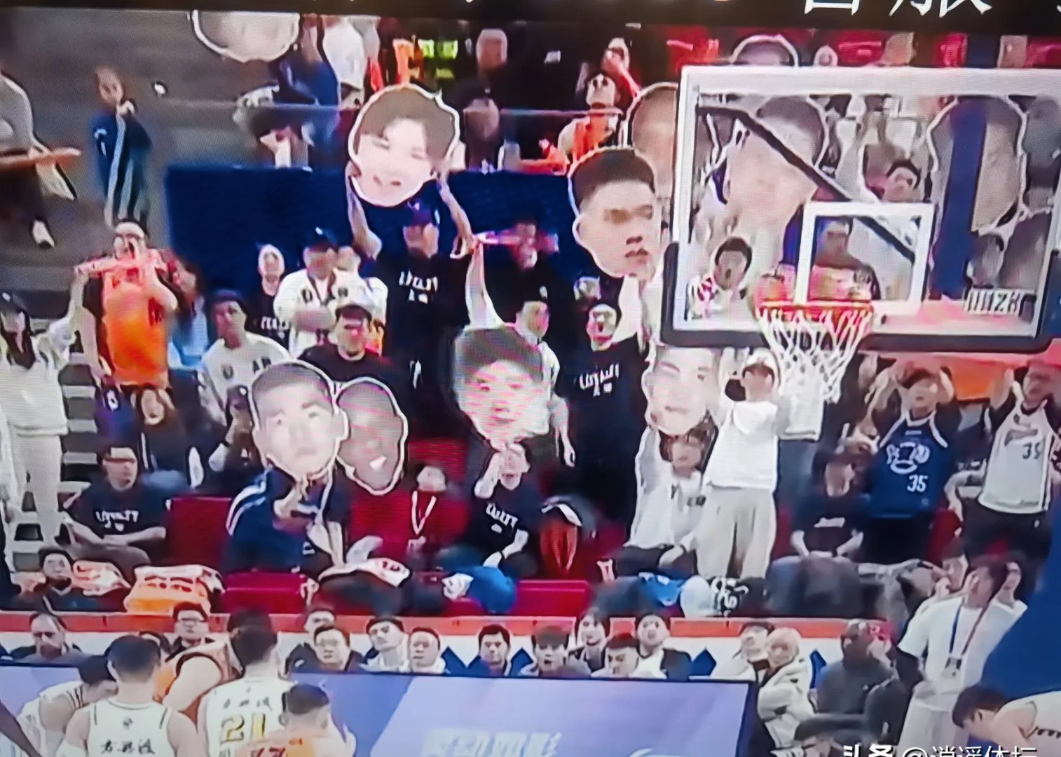 精彩进球引爆现场气氛，球迷呐喊声震天响