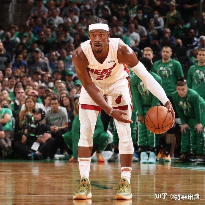 包含MAD翻盘HKA，Uzi团战一打五强强对话小组赛，强势挺进下一轮的词条