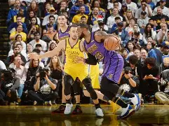 湖人队遭遇连败，詹姆斯发力领队