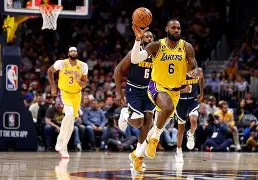 湖人队遭遇连败，詹姆斯发力领队