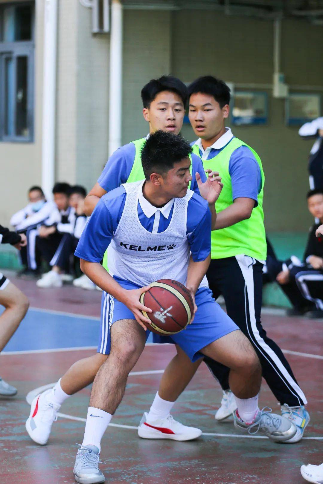 热血比赛精彩绽放:球员们拼尽全力奏响胜利之歌 热血比赛精彩绽放:球员们拼尽全力奏响胜利之歌