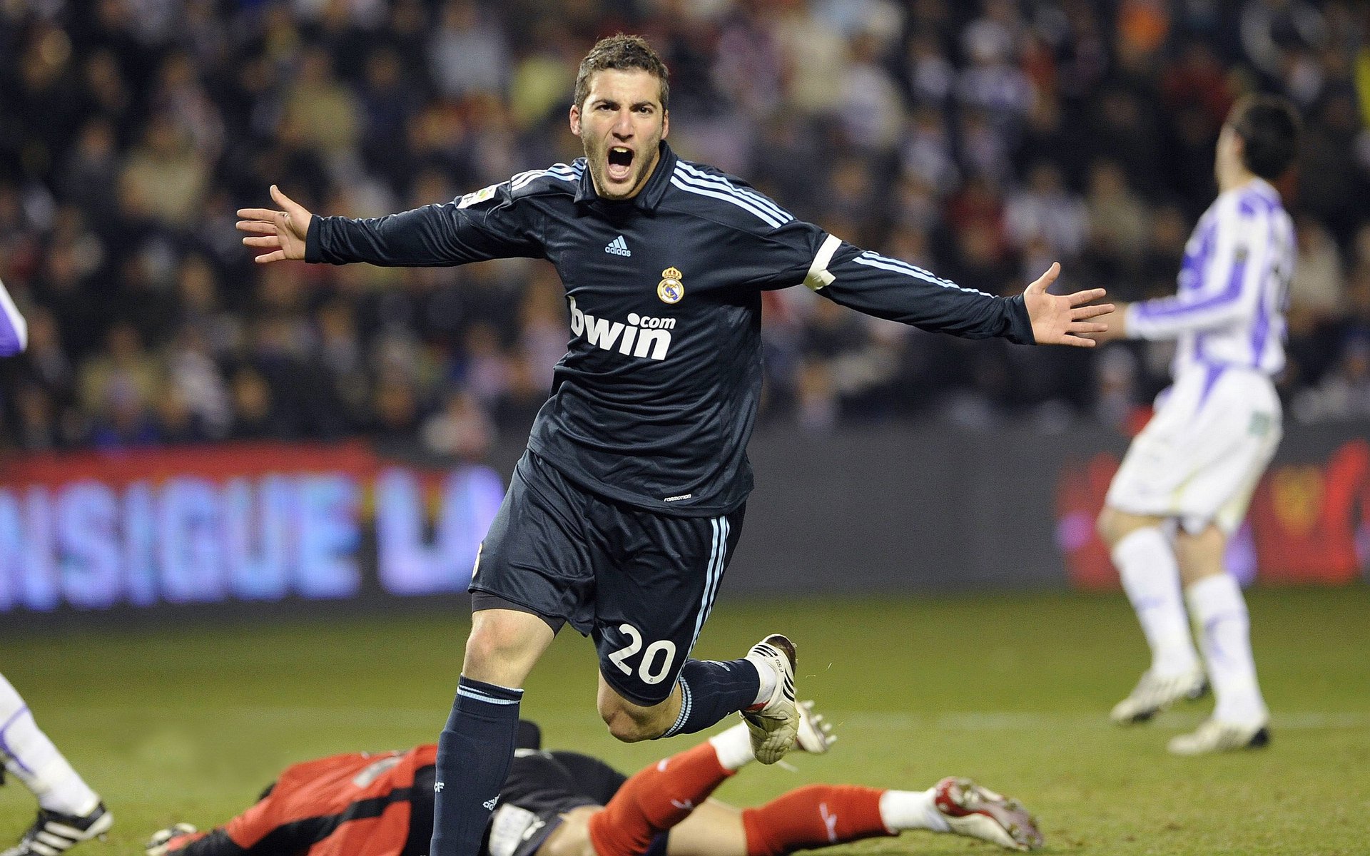 没有超级英雄的降临，只有21岁新王的登基