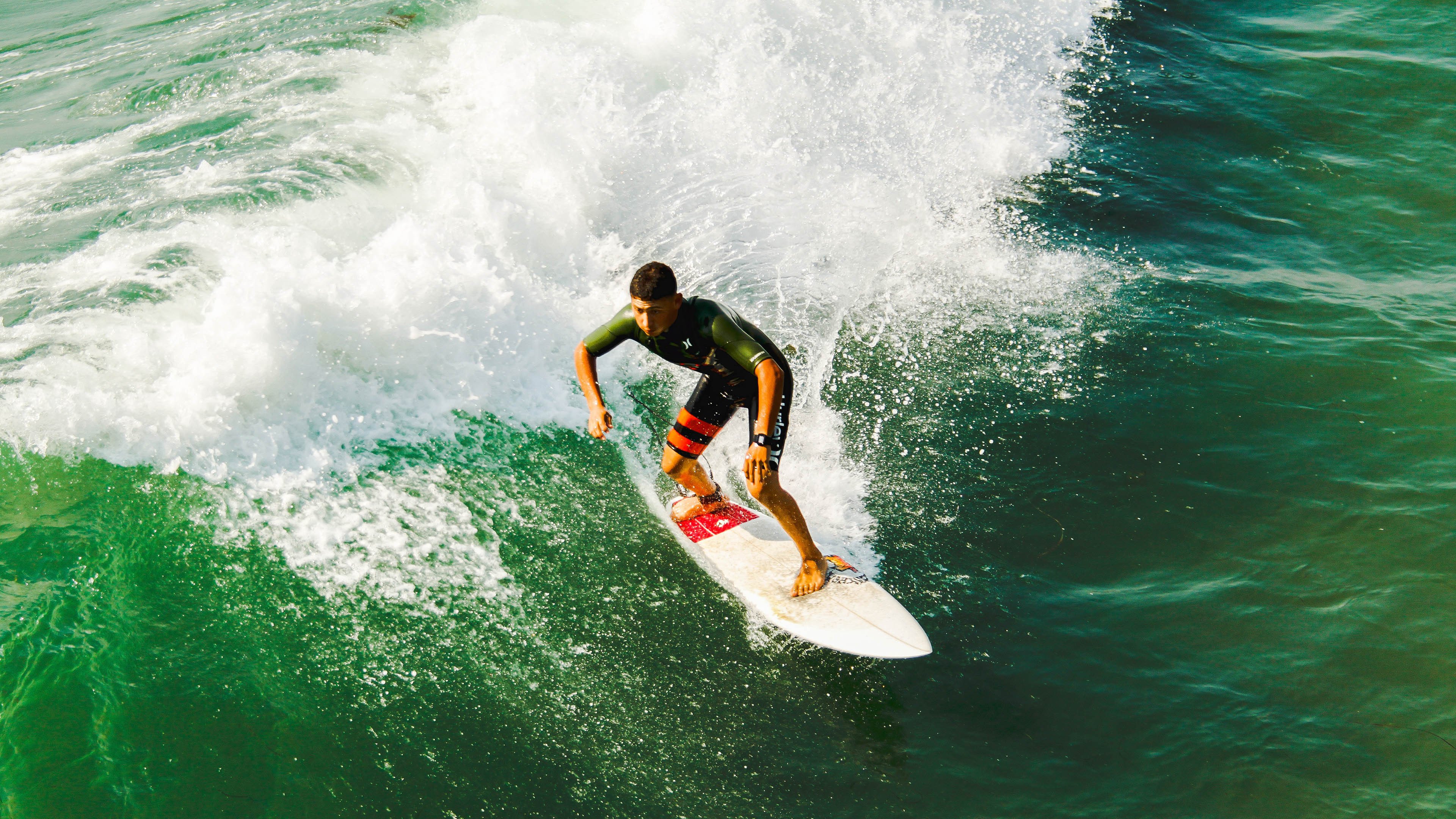 双线并进，阿斯顿马丁战术绝地翻盘，周冠宇以一敌众刷新历史纪录